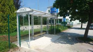 Nadstrešnica v Otočah.